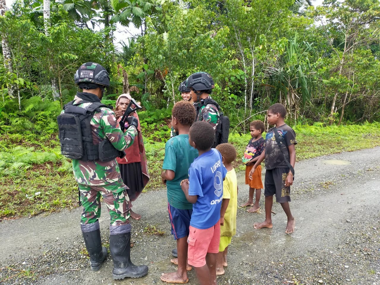 Keceriaan Mama Papua Bersama Satgas Pamtas Yonif Raider 142/KJ