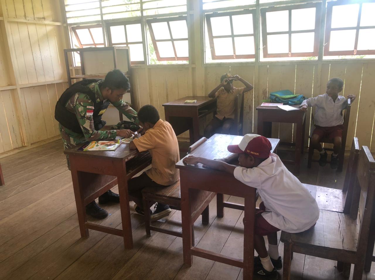 Meningkatkan Pendidikan dan Masa Depan Anak-anak Di Papua, Satgas Yonif 126/KC Jadi Tenaga Pendidik di Perbatasan Papua