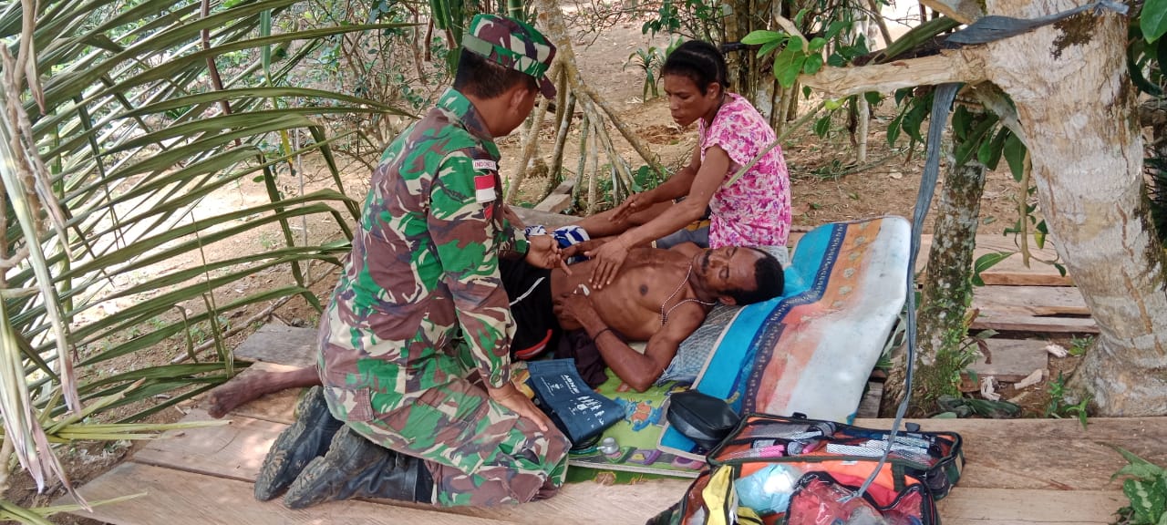 Sigapnya Tindakan Cepat Satgas Yonif 126/KC Obati Masyarakat Terbaring Sakit