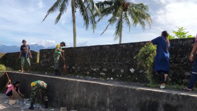 Lestarikan Cagar Budaya, Satgas Yonarmed 1 Kostrad Bersihkan Area Benteng Hoorn