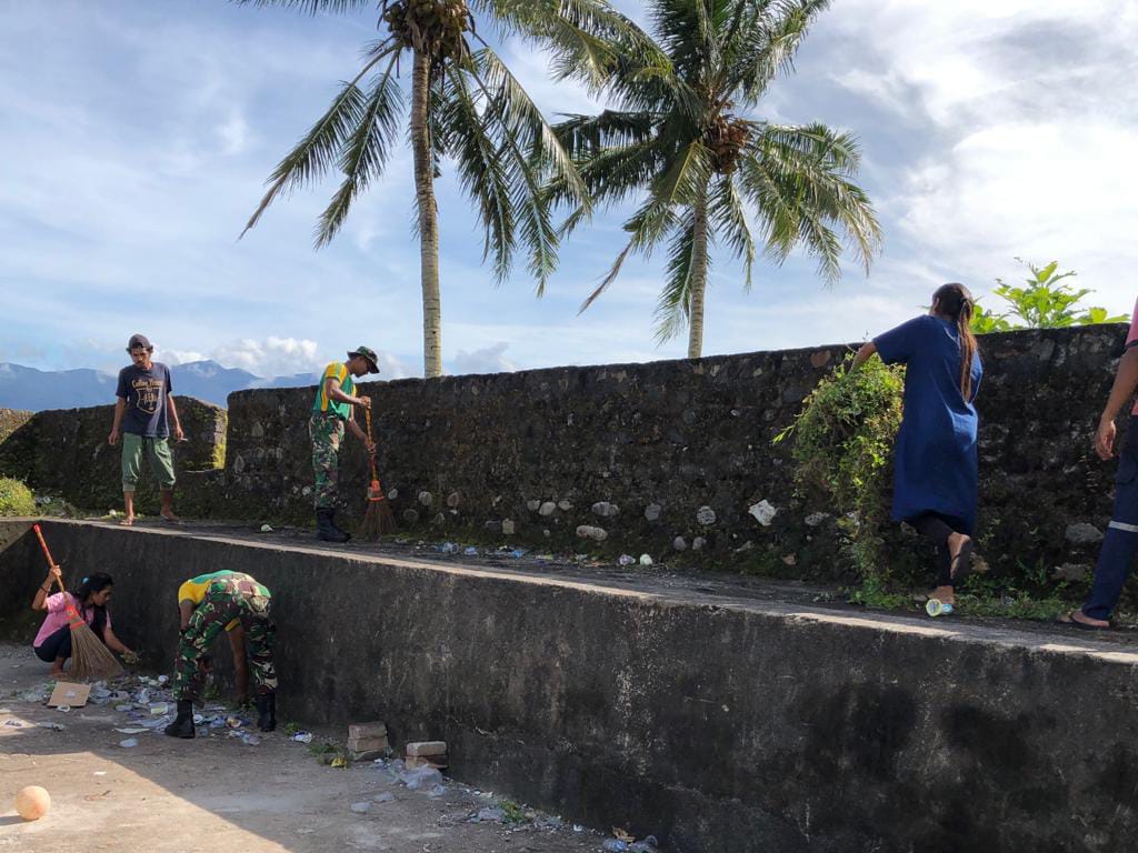 Lestarikan Cagar Budaya, Satgas Yonarmed 1 Kostrad Bersihkan Area Benteng Hoorn