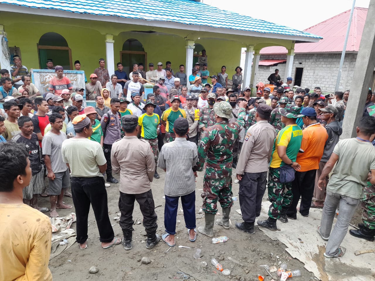 Bantu Percepat Pembangunan Masjid, Satgas Yonarmed 1 Kostrad Terjunkan Prajuritnya