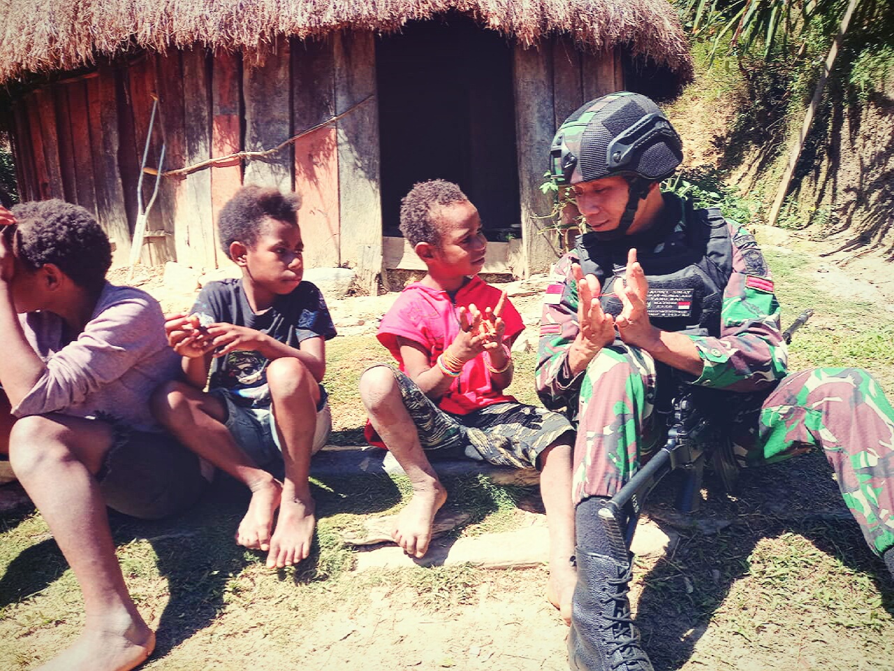 Berbalut Tawa, Anak-anak di Papua Bahagia Bersama Satgas Yonif Raider 142/KJ