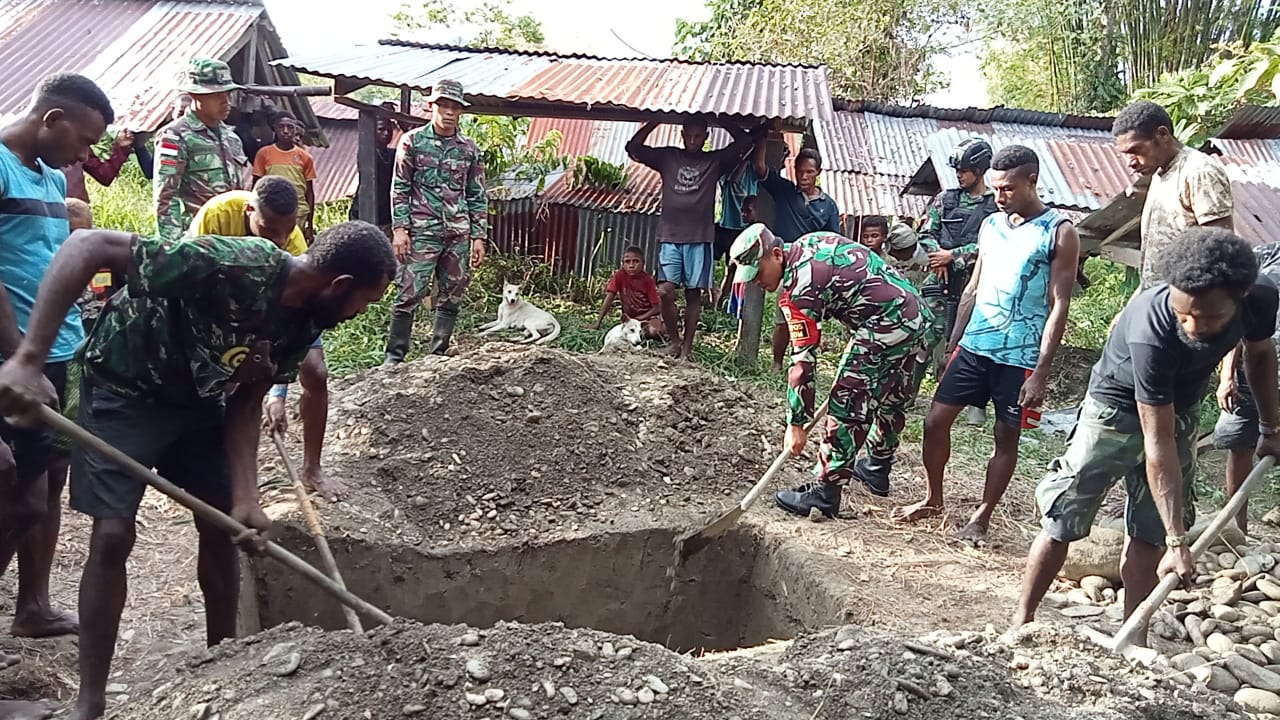 Turut Berbela Sungkawa, Satgas Yonif 126/KC Antarkan Duka ke Peristirahatan Terakhir