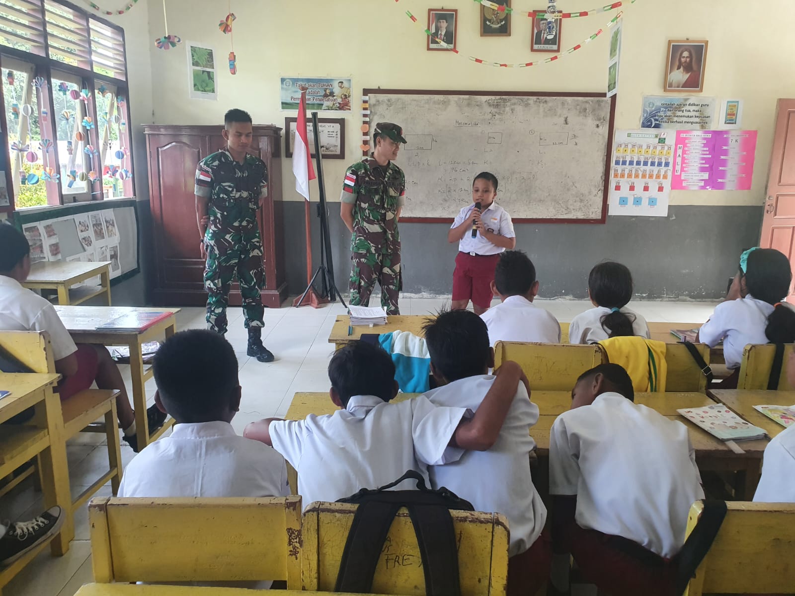 Bangun Karakter Nasionalisme dan Patriotisme, Satgas Yonarmed 1 Kostrad Bekali Wasbang Siswa/Siswi SD Kristen 01 Nuruwe