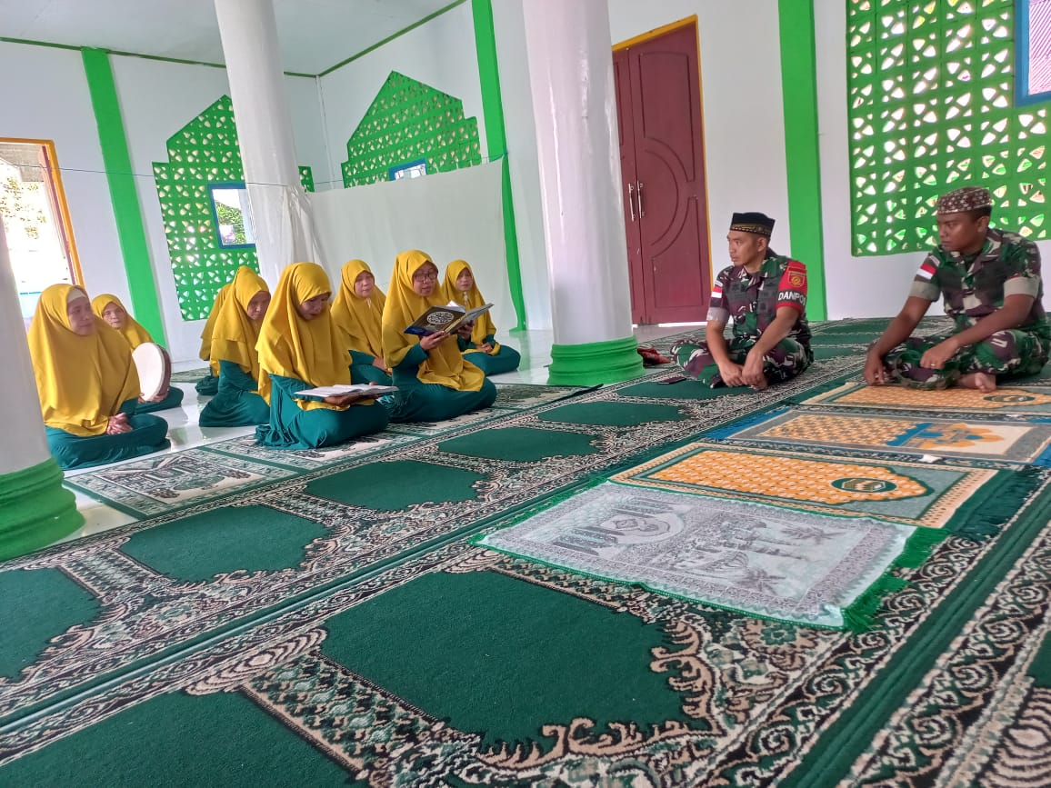 Jelang Lomba Qasidah Rebana, Satgas Yonarmed 1 Kostrad Latihkan Ibu-ibu Desa Negeri Lima Alat Musik Rebana