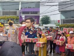 Polda Metro Jaya Gandeng Mahasiswa dan Ormas Bagikan Bantuan Sosial Kepada Masyarakat Terdampak