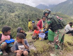 Peduli Dengan Sesama, Satgas Yonif Raider 321 Kostrad Berbagi Makanan Pada Masyarakat di Pedalaman Papua