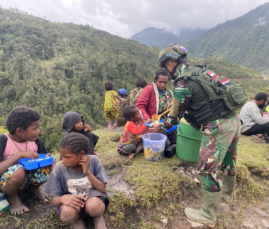 Peduli Dengan Sesama, Satgas Yonif Raider 321 Kostrad Berbagi Makanan Pada Masyarakat di Pedalaman Papua