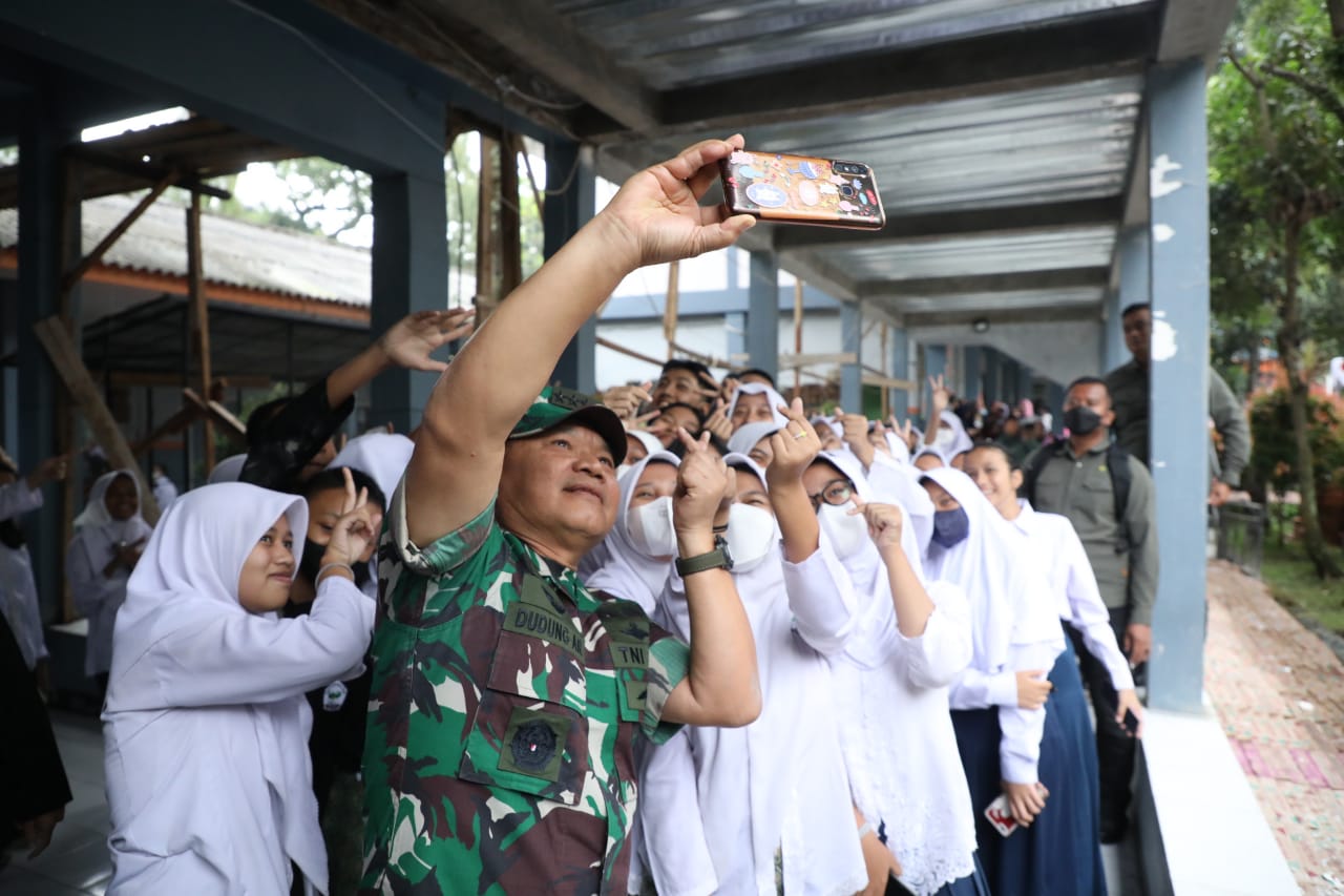 Kasad Tinjau Progres Pembangunan Masjid Abdurahman di SMP Kartika XIX-I Bandung