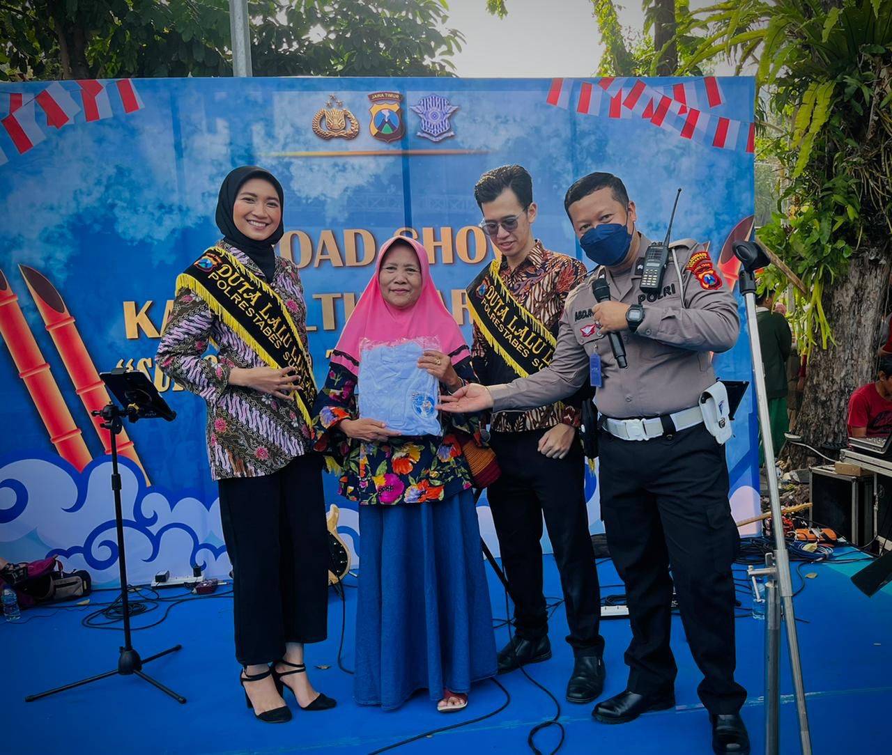 Bidang Humas Polda Jatim dan Satlantas Polrestabes Roadshow Kamseltibcar Lantas di Area Car Free Day