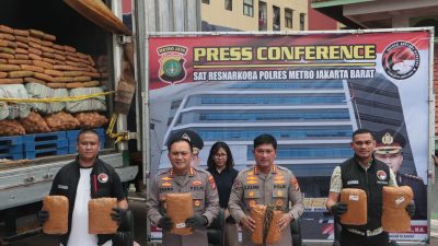 Polres Metro Jakarta Barat Berhasil Ungkap Jaringan Peredaran Narkoba Ganja 304 Kg Lintas Sumatra – Jawa