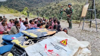 Satgas Yonif Raider 321 Turut Mencerdaskan Anak Bangsa Melalui Kegiatan Outdoor Study