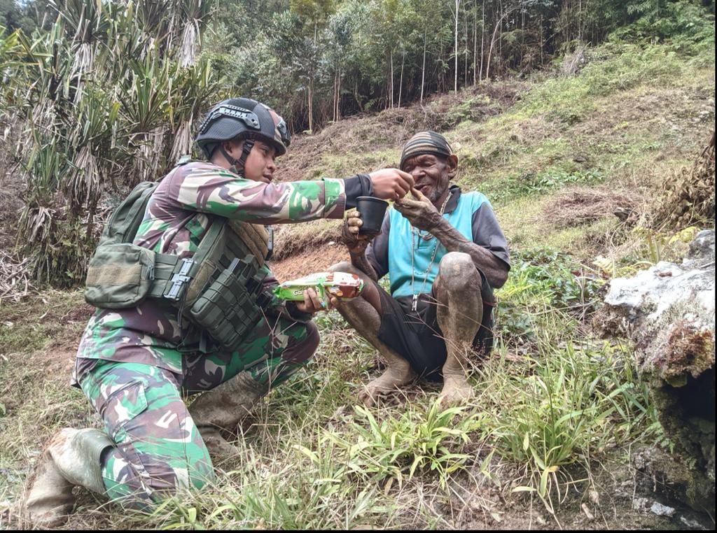 Manunggal Bersama Rakyat, Satgas Yonif Raider 321 Kostrad Olah Lahan Perkebunan Guna Tingkatkan Ekonomi