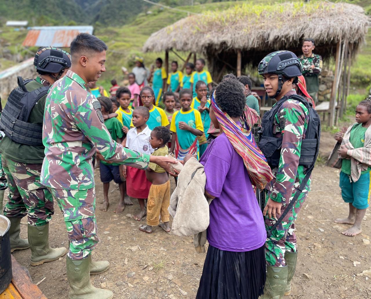 Jalin Tali Kasih, Satgas Yonif Raider 321 Kostrad Berbagi Makanan Kepada Warga di Pedalaman Papua