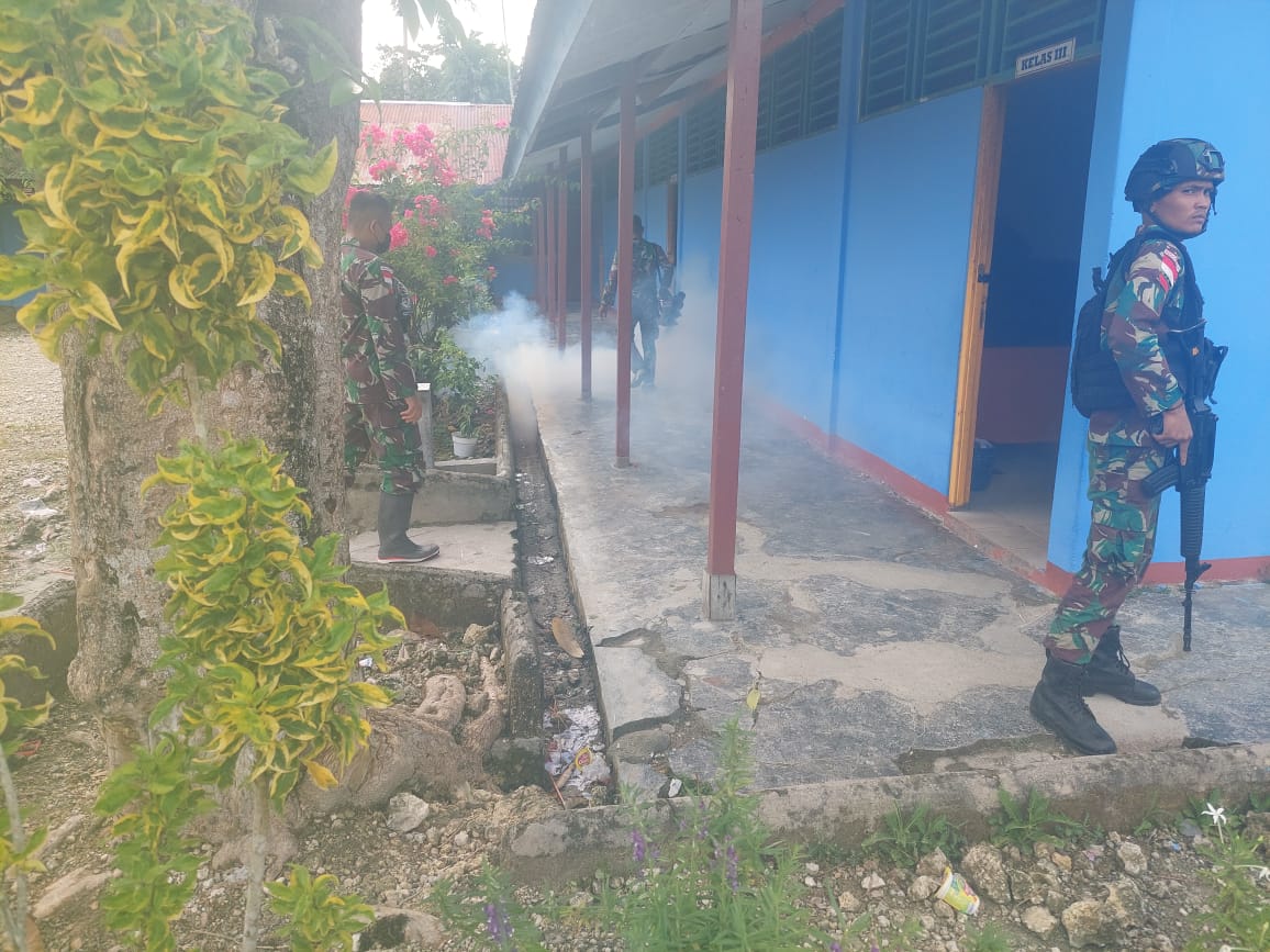 Berantas Bibit Malaria Di Wilayah Perbatasan Papua, Satgas Yonif 126/KC Laksanakan Fogging Keliling Kampung