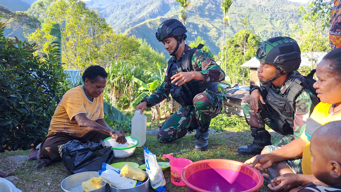 Tingkatkan Kebersamaan dan Perekonomian, Satgas Pamtas Yonif Raider 142/KJ Ajarkan Warga di Papua Membuat Roti Jamuan Kudus