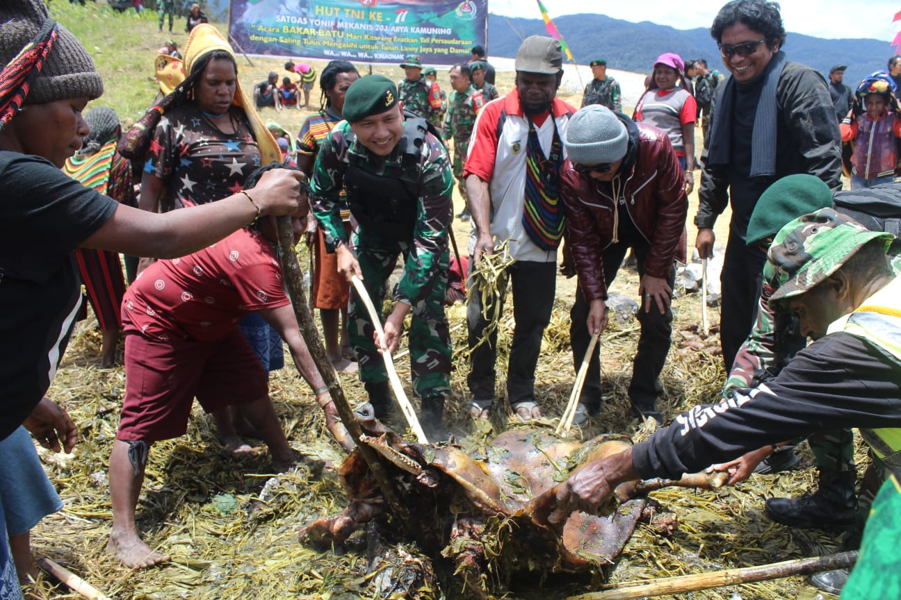 Meriahkan HUT TNI Ke-77 Di Lanny Jaya, Satgas Yonif Mekanis 203/AK Adakan Acara Bakar Batu