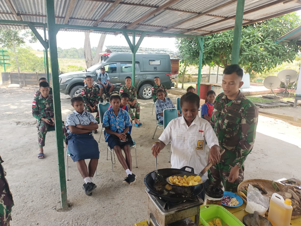 Ciptakan Kreasi Anak, Satgas Yonif 126/KC Berikan Ekstrakurikuler Tata Boga