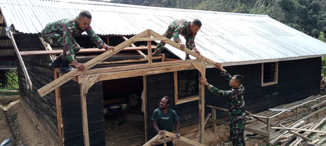 Demi Kenyamanan Pelaksanaan Ibadah, Satgas Yonif Mekanis 203/AK Perbaiki Gereja Di Distrik Malagayneri