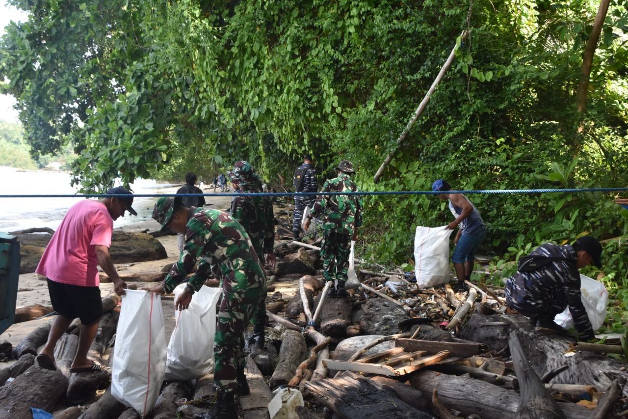 Personel Zona Bakamla Tengah Ikut Aksi Bersih-bersih Pantai Bunaken