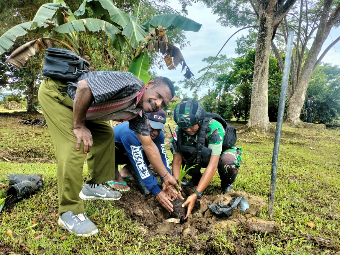 Hijaukan Halaman Gereja, Satgas Yonif Raider 142/KJ Tanam Bibit Pinang