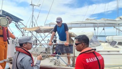 Stasiun Bakamla Kupang Evakuasi Yacht New Zealand Alami Kebocoran