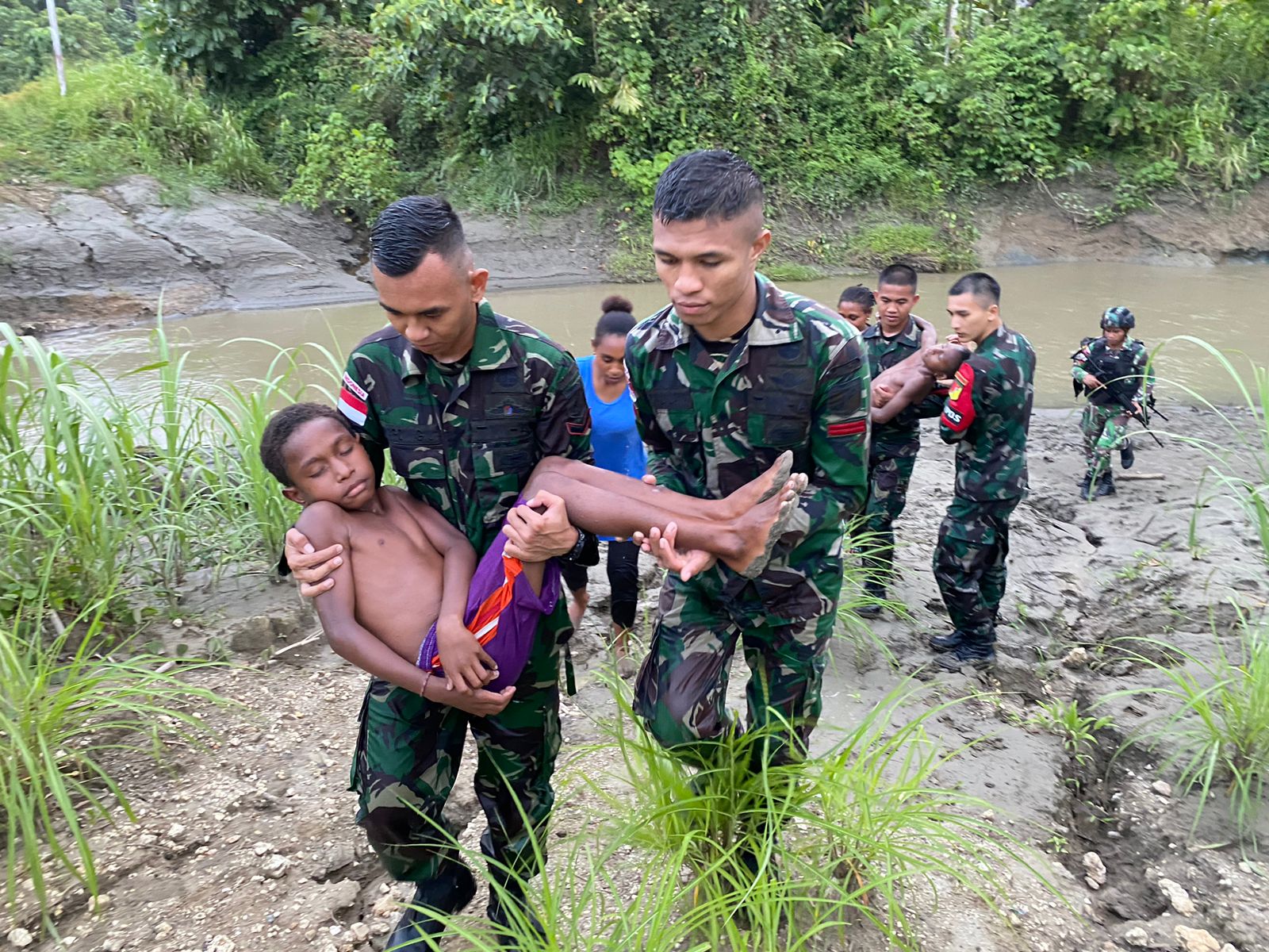 Aksi Heroik Satgas Pamtas Yonif 711/Rks Selamatkan Anak Papua Tenggelam di Sungai