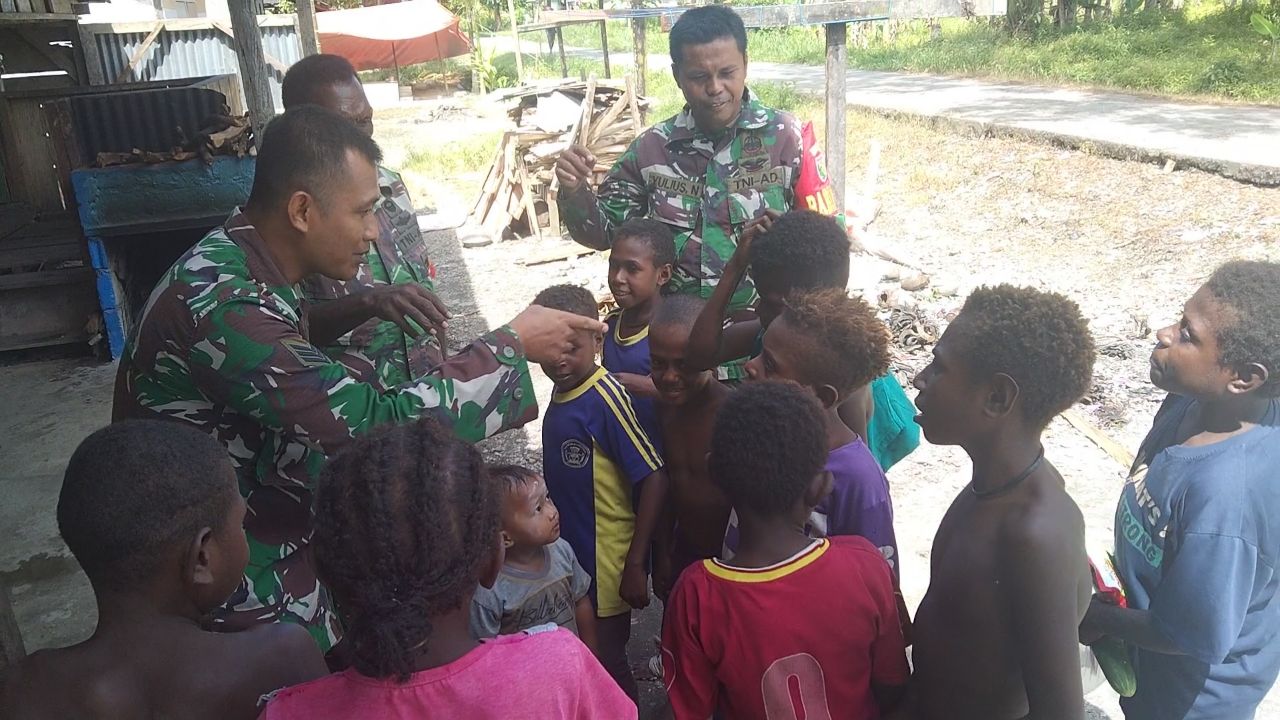 Keakraban Babinsa Koramil 1710-07/Mapurujaya Berbagi Makanan Ringan Bersama Anak-anak di Jalan