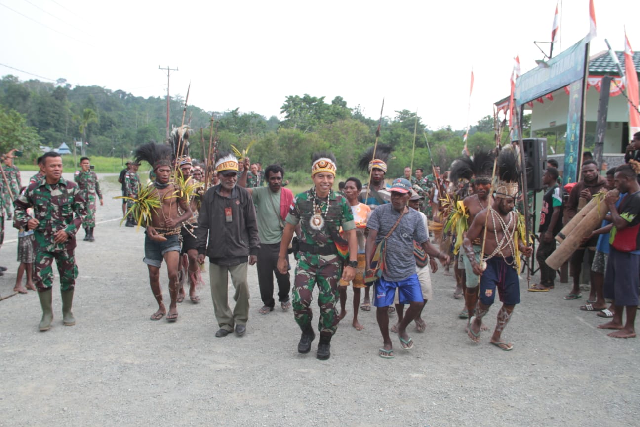 Persembahan Tarian Adat Papua Lepas Personel Satgas Yonif 126/KC