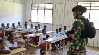 Minimnya Tenaga Pendidik di Pegunungan Tengah, Satgas Yonif Mekanis 203/AK Menjadi Guru Sekolah