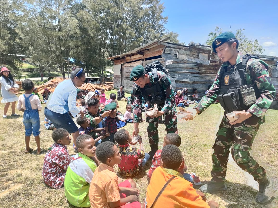 Satgas Yonif Mekanis 203/AK Berbagi Berkat untuk Jemaat Gereja Baptis Wiyaware Distrik Pirime