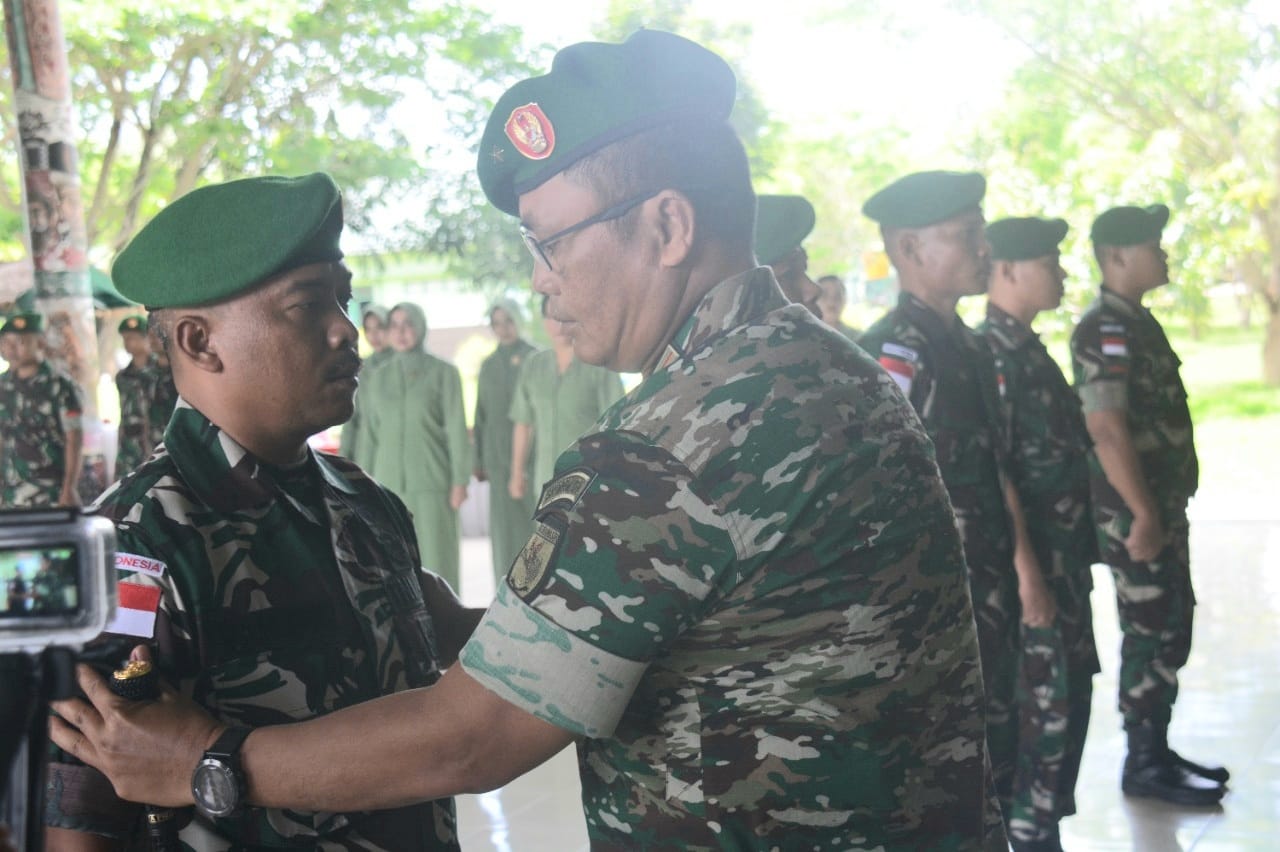 Danrem 174/ATW Pimpin Acara Kenaikan Pangkat Kepada 37 Prajurit Di Korem