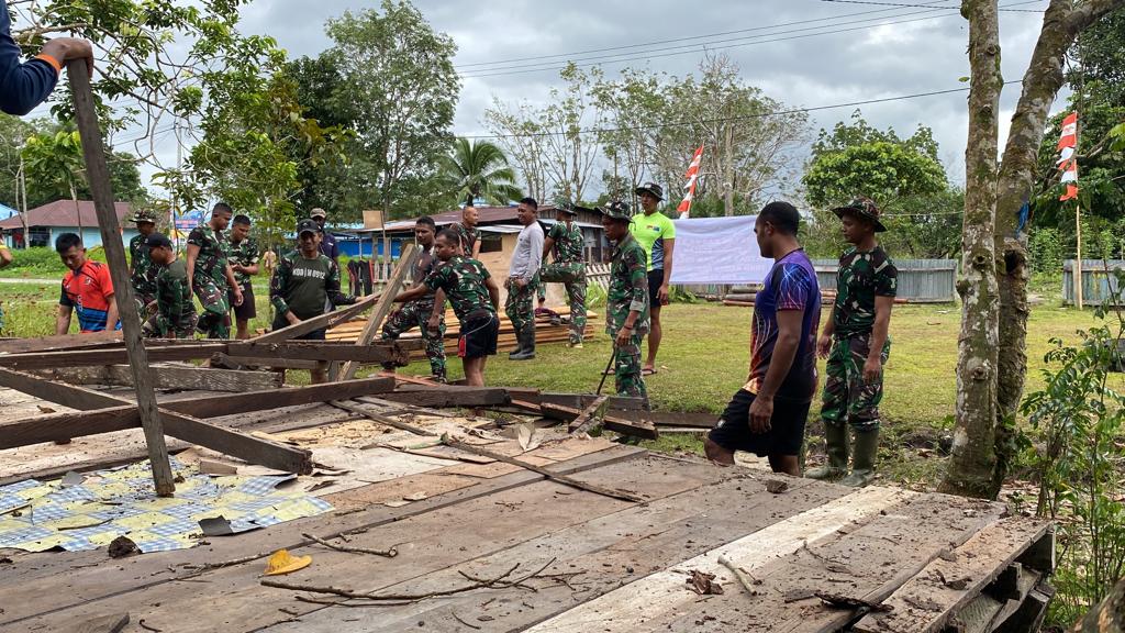 Sambut HUT TNI Ke-77, Satgas Yonif Raider 600/Modang Laksanakan Karya Bakti di Kabupaten Mappi