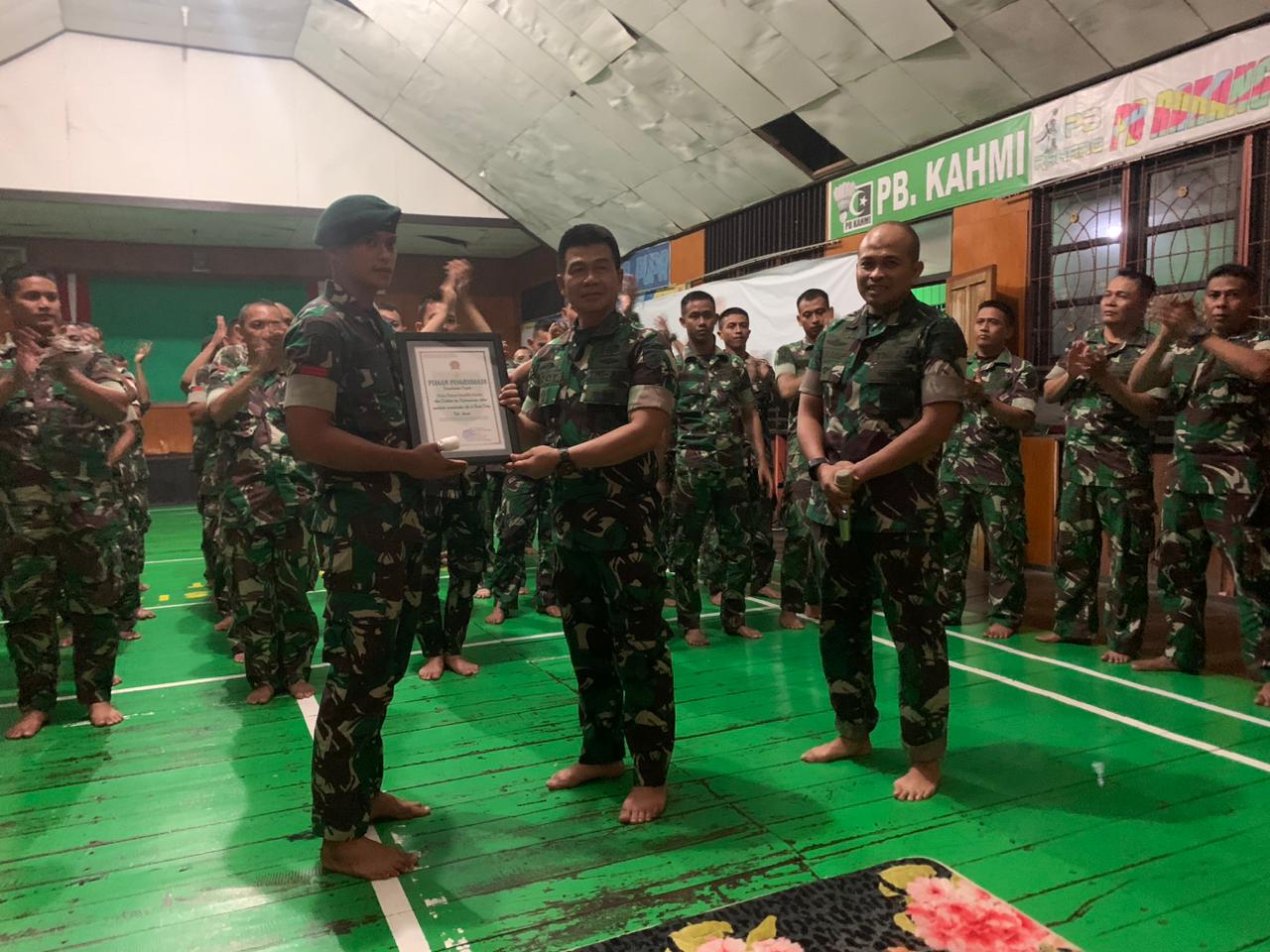 Aksi Heroik 2 Personel TNI AD Padamkan Api Saat Kebakaran di Kompleks Dolog Asmat Terima Penghargaan dari Danrem 174/ATW Merauke