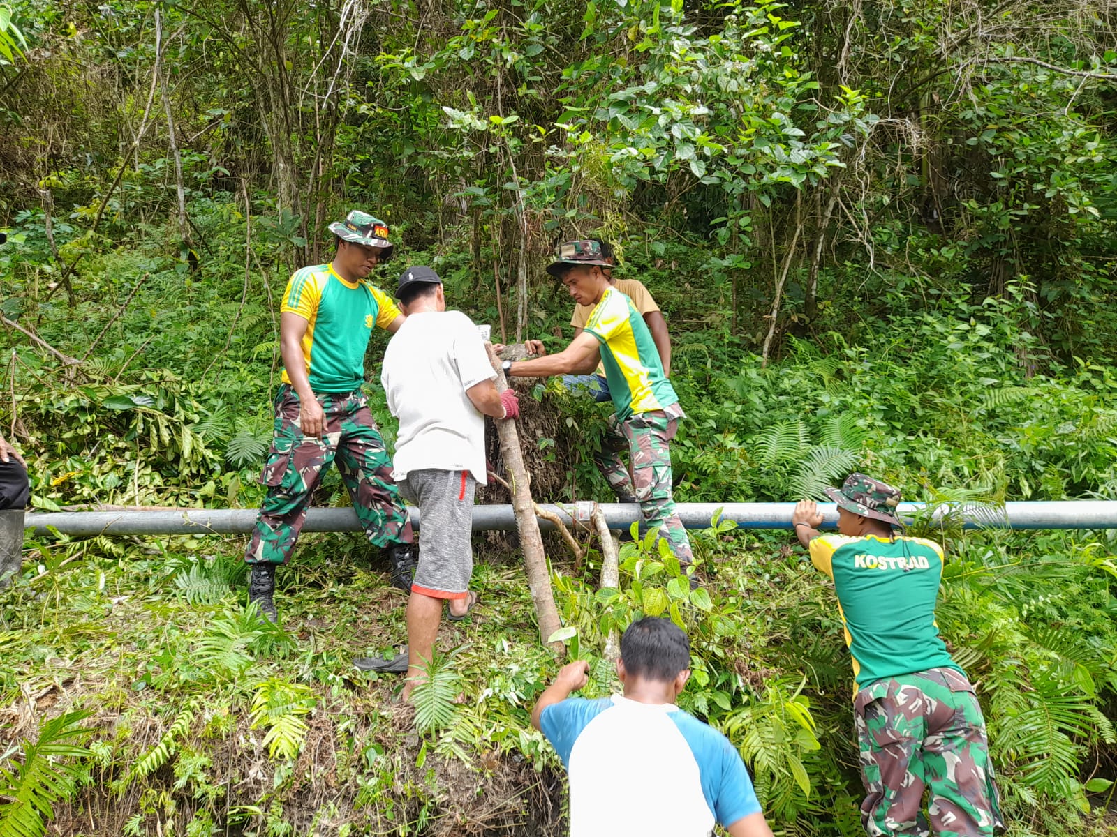 Atasi Kesulitan Air Bersih, Satgas Yonarmed 1 Kostrad Bersama Warga Perbaiki Pipa Saluran Air