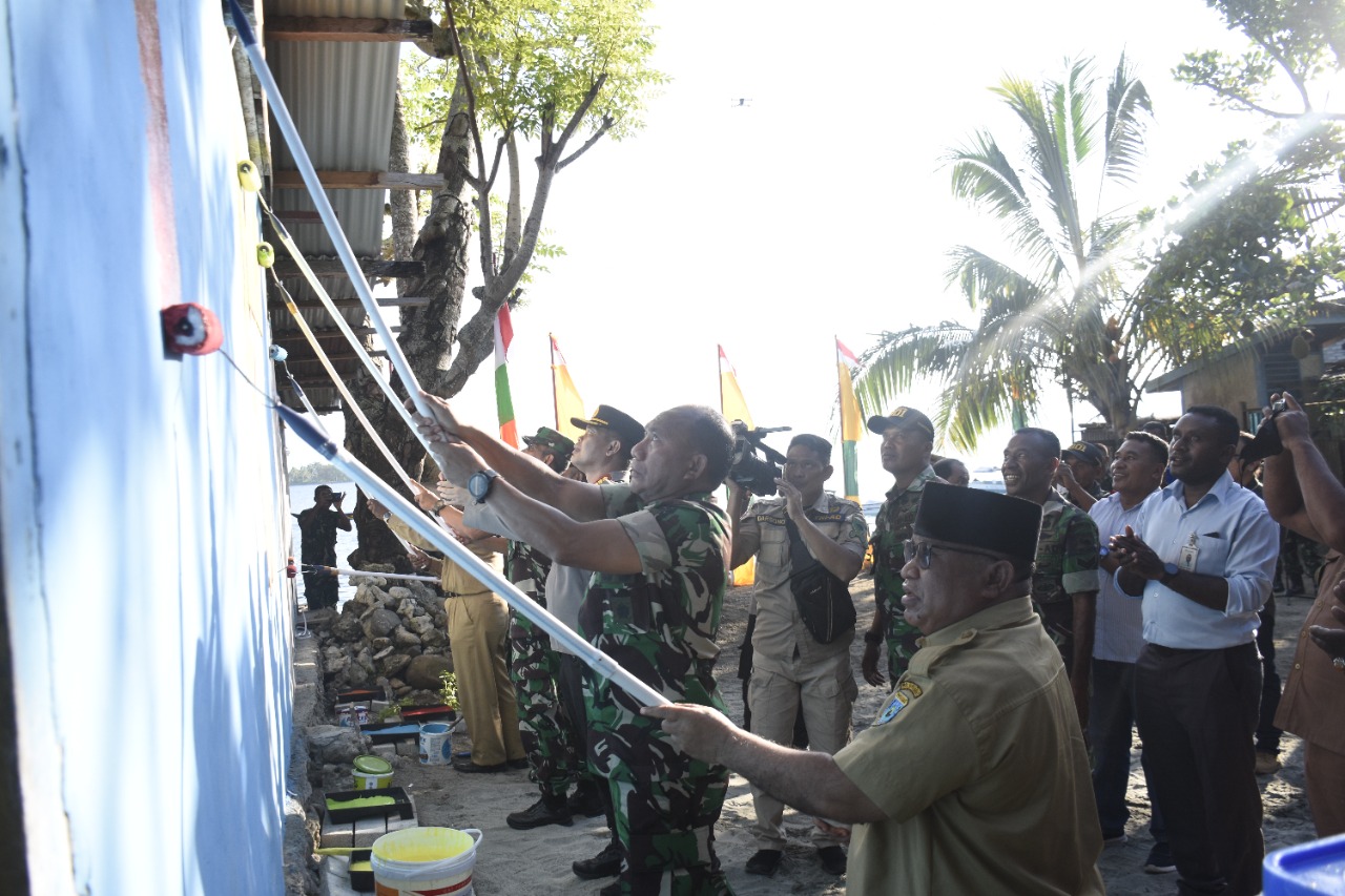 Kodam XVIII/Kasuari Canangkan Pengecatan Kampung Warna Warni