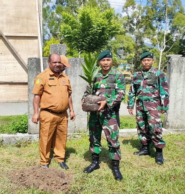 Ketika Dansatgas Pamtas Yonif Raider 142/KJ Menanam Bibit Pinang Bersama Sekda Kabupaten Yalimo