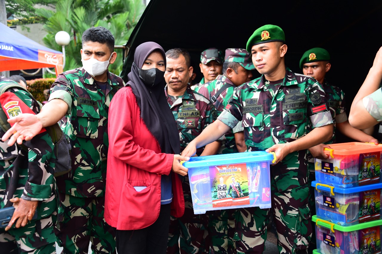 Peringati Hari Jadi ke-77 TNI Bagikan Ribuan Paket Sembako