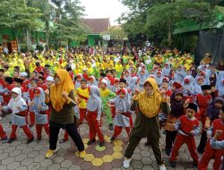Kegiatan senam bersama sebelum penyerahan hasil infaq kepada Tim GIS Kemenag Banyuwangi