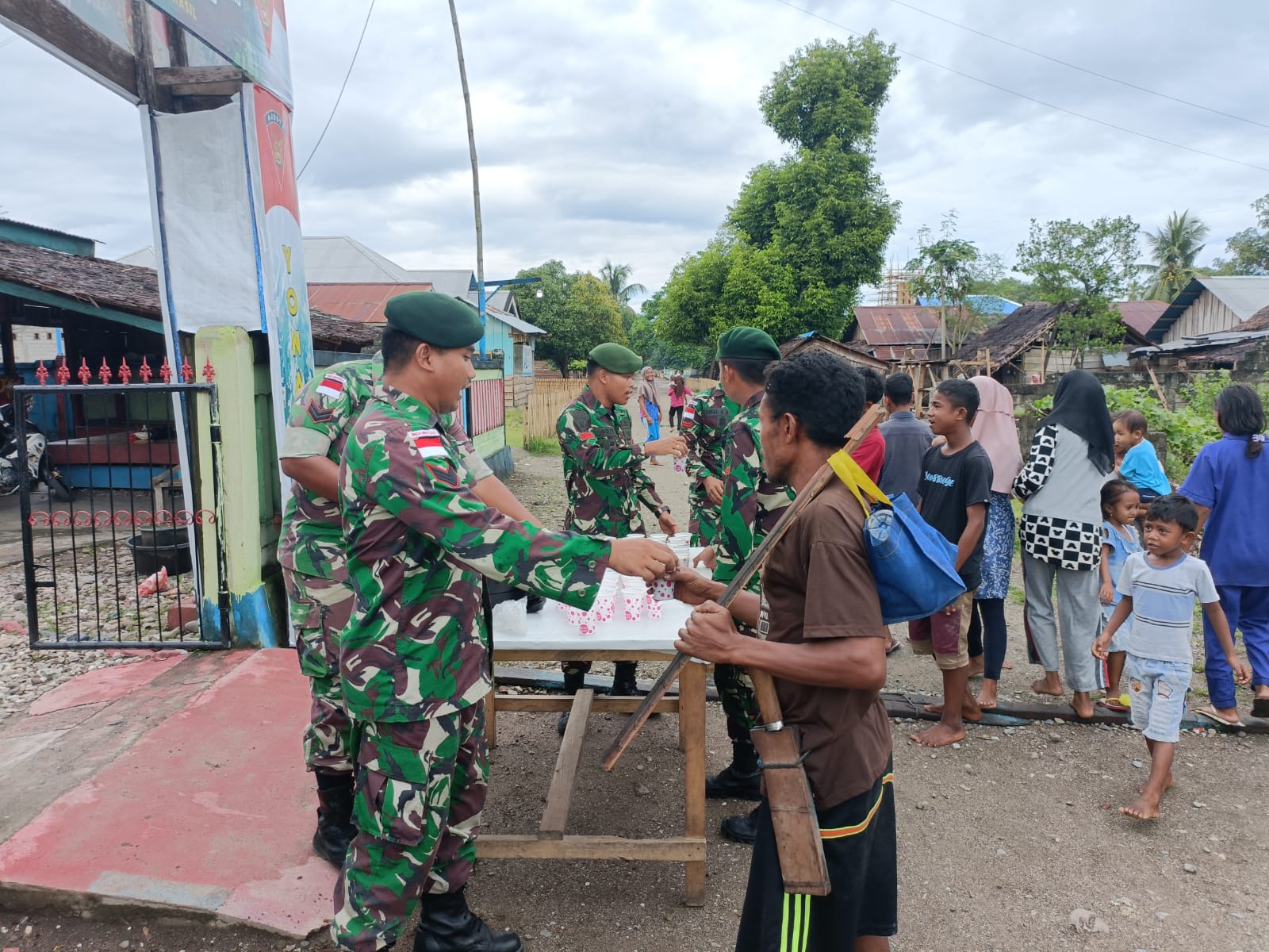 Jumat Berkah, Satgas Yonarmed 1 Kostrad Gelar Pelayanan Kesehatan Keliling dan Bagikan Bubur