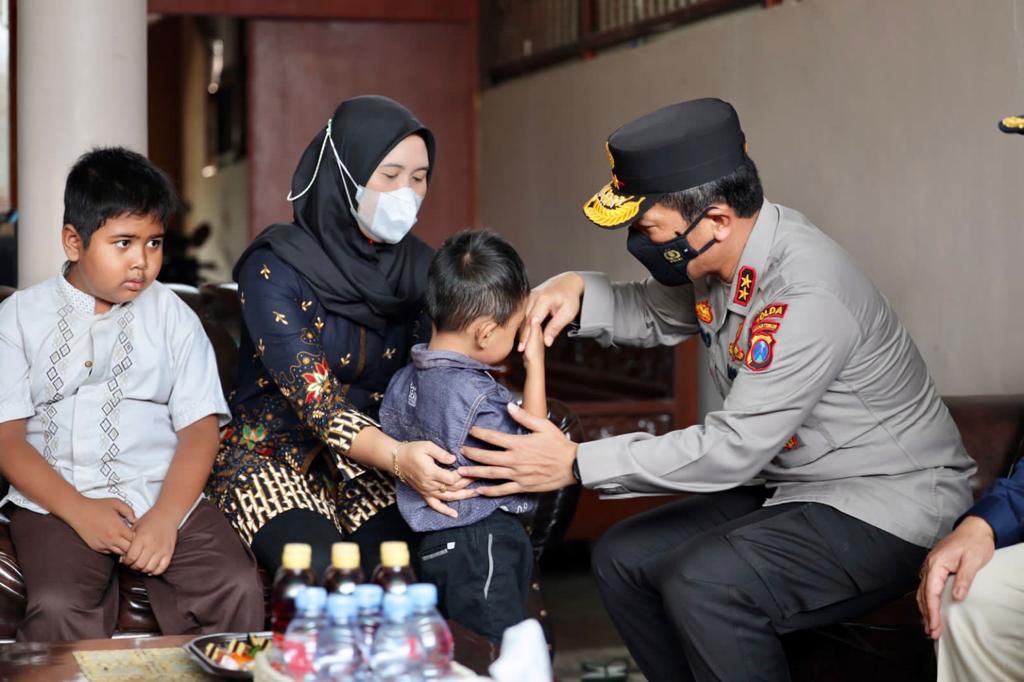 Kapolda Jatim Takziah ke Rumah Dua Anggota Polri: Meninggal Saat Pengamanan di Stadion Kanjuruhan