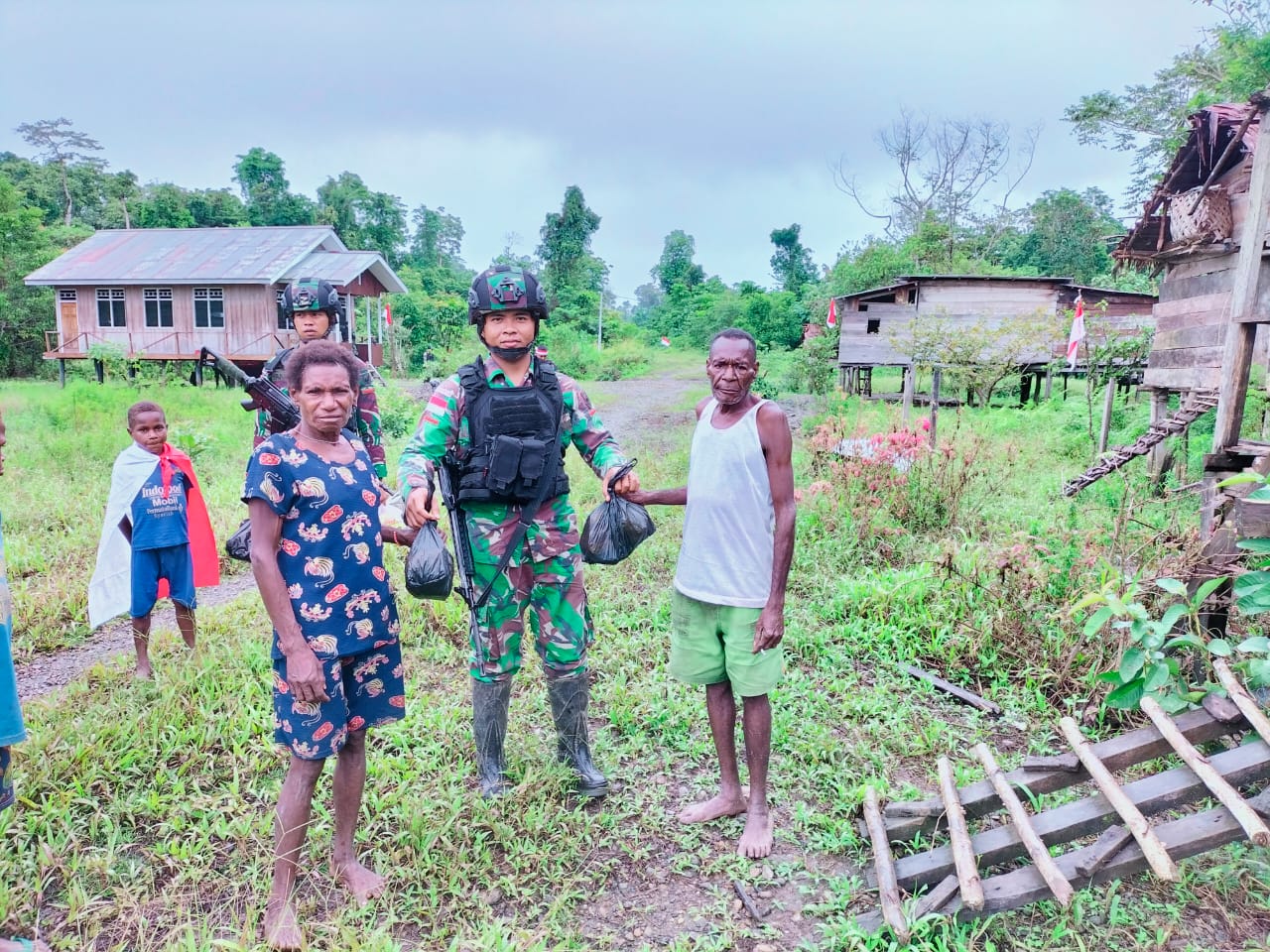 Indahnya Berbagi Di Papua, Satgas Pamtas Yonif Raider 142/KJ Keliling Kampung Bagikan Sembako