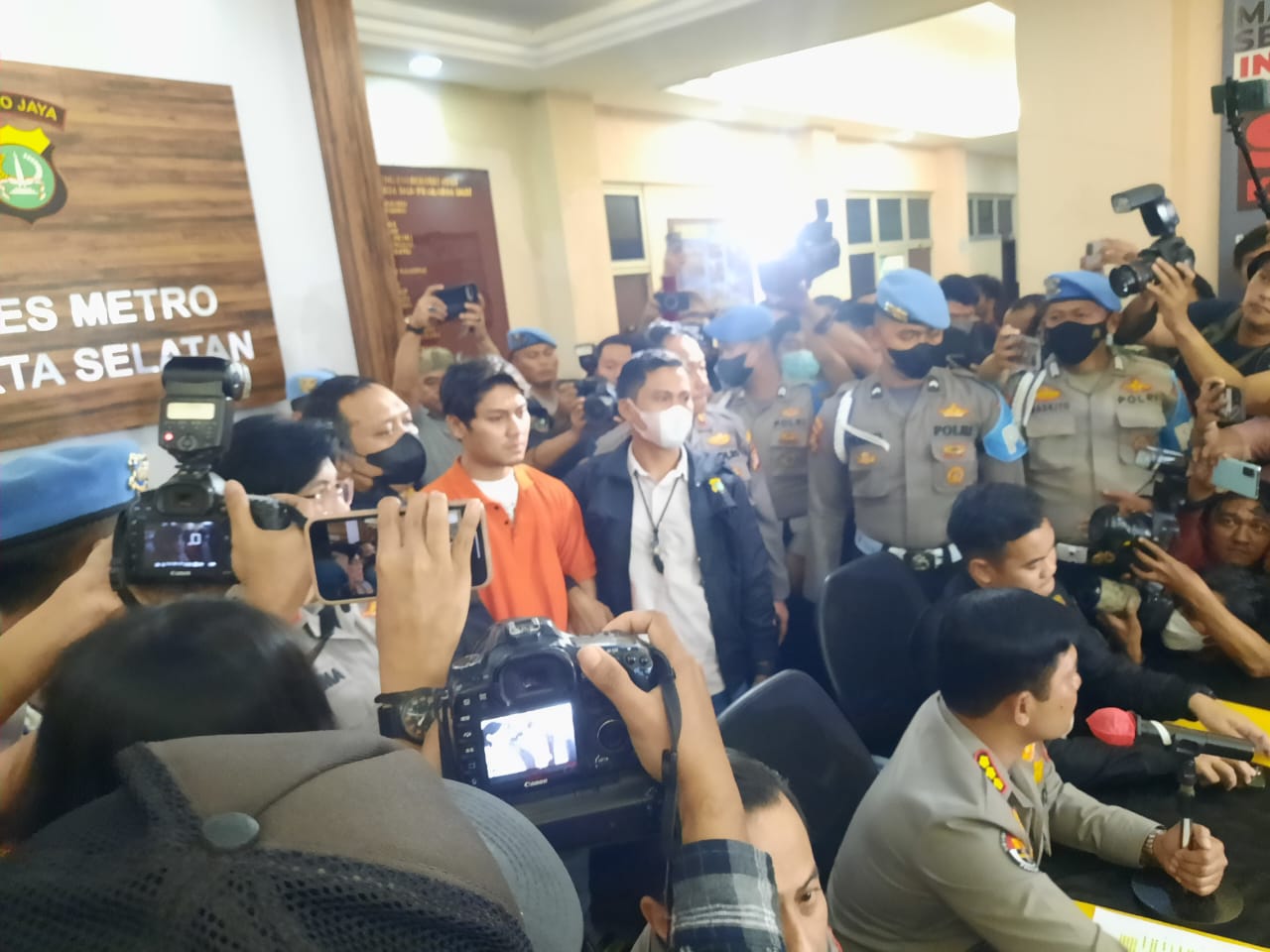 Rizky Billar Ditahan Setelah Ditetapkan Tersangka Kasus KDRT Rizky Billar Ditahan Setelah Ditetapkan Tersangka Kasus KDRT
