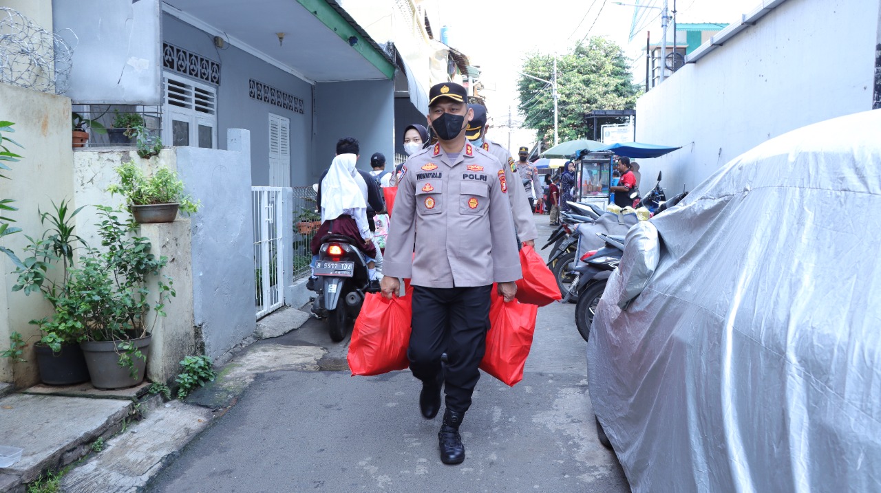 Polda Metro Jaya Gelar Bakti Sosial Bagi Warga Terdampak Banjir