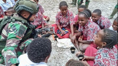 Peduli Terhadap Sesama, Satgas Yonif Raider 321 Kostrad Bagikan Bubur Kacang Hijau