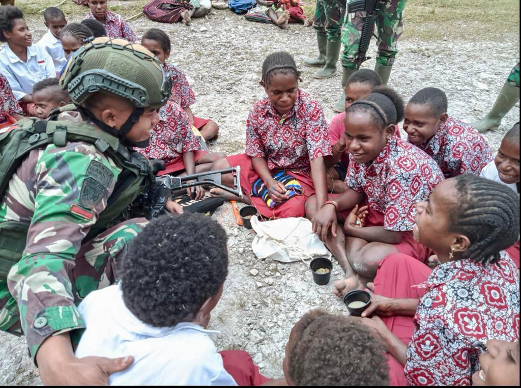 Peduli Terhadap Sesama, Satgas Yonif Raider 321 Kostrad Bagikan Bubur Kacang Hijau