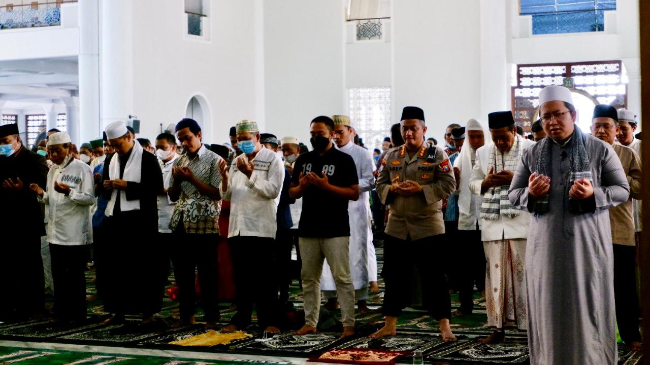 Polda Jatim dan Jajaran Doa Bersama Lintas Agama Serentak Bagi Korban Tragedi Kanjuruhan