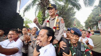 Bentuk Kebanggaan dari Anggota: Irjen Pol Nico Afinta Dipanggul Keluar Mapolda Jatim Saat Prosesi Pelepasan