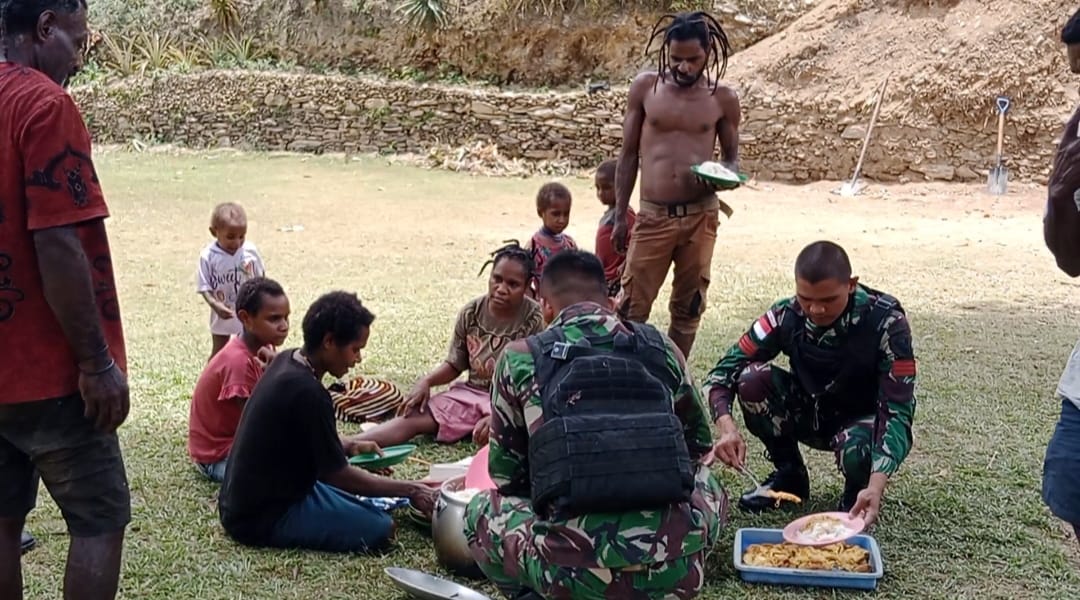 Bantu Warga, Satgas Yonif 142 Terjun Ke Dapur Memasak Makanan Hingga Makan Bersama